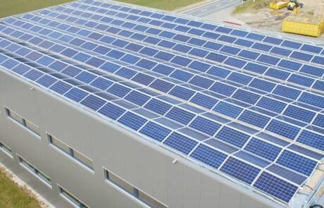 Referenz_Flachdach Solaranlage PLANO Industriegebäude Hüswil Luzern von ENPRO Energiearchitekten AG Brugg