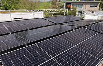 Referenz_Flachdach Solaranlage Montage EFH Biberst Solothurn von ENPRO Energiearchitekten AG Brugg Aargau