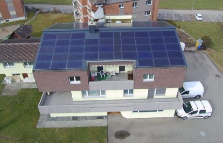 Referenz Solaranlage TOP Schrägdach Bürogebäude und Wohnen, Egolzwil Zürich - ENPRO Energiearchitekten AG Brugg Aargau