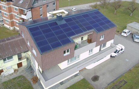 Referenz Solaranlage TOP Schrägdach Bürogebäude und Wohnen, Egolzwil Zürich - ENPRO Energiearchitekten AG Brugg Aargau