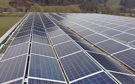 Detail Referenz_Flachdach Solaranlage PLANO Industriegebäude Hüswil Luzern von ENPRO Energiearchitekten AG Brugg