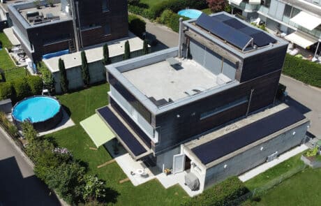 Solaranlage Flachdach und Fassade, Einfamilienhaus in Rupperswil geplant und realisiert durch ENPRO Energiearchitekten AG Brugg Aargau