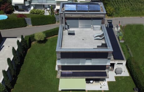 Solaranlage Flachdach und Fassade, Einfamilienhaus in Rupperswil, geplant und realisiert durch ENPRO Energiearchitekten AG Brugg Aargau