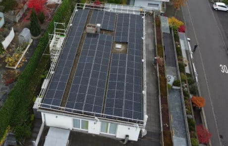 Photovoltaikanlage Solarpaket PLANO Flachdach MFH Niederrohrdorf Aargau - ENPRO Energiearchitekten AG Brugg