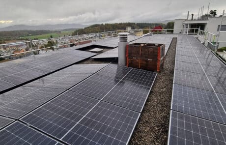 Photovoltaikanlage Solarpaket PLANO Flachdach MFH Niederrohrdorf Aargau - ENPRO Energiearchitekten AG Brugg