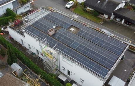 Photovoltaikanlage Solarpaket PLANO Flachdach MFH Niederrohrdorf Aargau - ENPRO Energiearchitekten AG Brugg