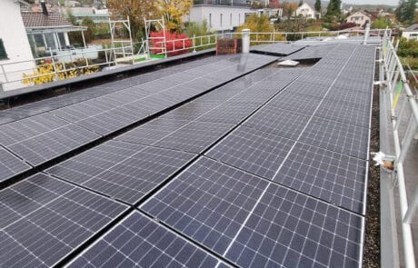 Photovoltaikanlage Solarpaket PLANO Flachdach MFH Niederrohrdorf Aargau - ENPRO Energiearchitekten AG Brugg