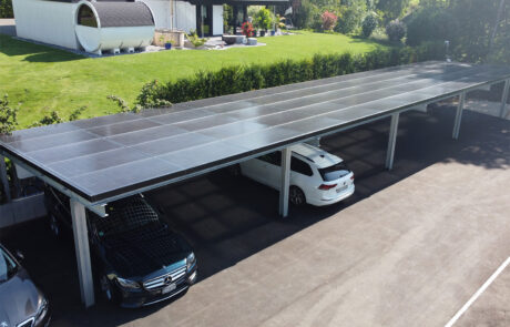 Moderner Solarcarport in Sulz, Gemeinde Laufenburg Aargau - realisiert von ENPRO Energiearchitekten AG Brugg