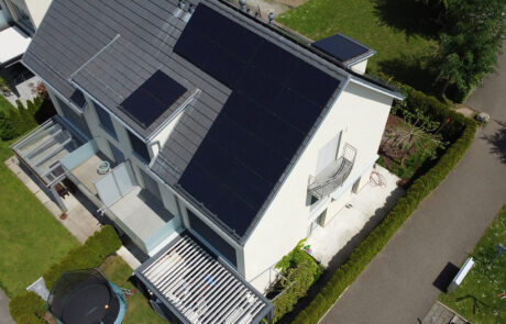 Solaranlage TOP für Schrägdach mit Batterie für Einfamilienhaus in Otelfingen von ENPRO Energiearchitekten AG Brugg Aargau