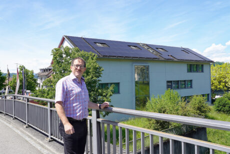 Mario Lerf vor Gemeindehaus Doettingen mit Solaranlage von ENPRO Energiearchitekten AG Brugg Aargau