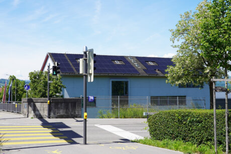 Gemeindehaus Doettingen mit Solaranlage von ENPRO Energiearchitekten AG Brugg Aargau