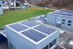 Solaranlage PLANO Industriegebäude in Windisch auf Flachdach geplant und realisiert von ENPRO Energiearchitekten AG Brugg Aargau