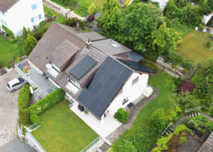 Solaranlage TOP für Einfamilienhaus in Kirchdorf Aargau, bifaziale Hochleistungsmodule in totally Black, realisiert von ENPRO Energiearchitekten AG Brugg Aargau