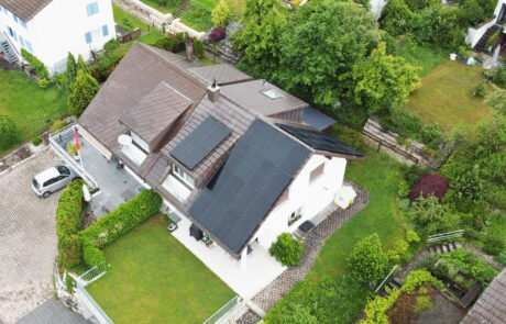 Solaranlage TOP für Einfamilienhaus in Kirchdorf Aargau, bifaziale Hochleistungsmodule in totally Black, realisiert von ENPRO Energiearchitekten AG Brugg Aargau