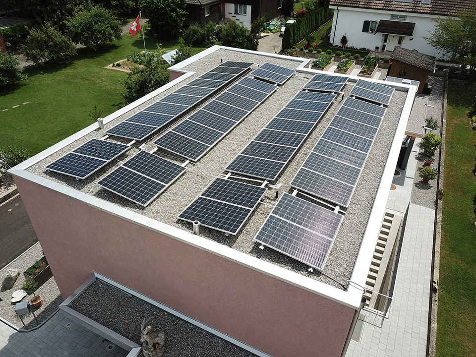 Solaranlage Flachdach PLANO ECO von ENPRO Energiearchitekten AG Brugg Aargau