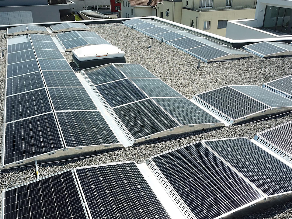 Solaranlage Flachdach PLANO SWISS von ENPRO Energiearchitekten AG Brugg Aargau