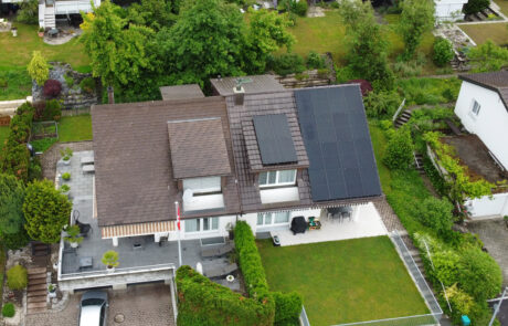 Solaranlage für Einfamilienhaus in Kirchdorf Aargau, bifaziale Hochleistungsmodule in totally Black, realisiert von ENPRO Energiearchitekten AG Brugg Aargau