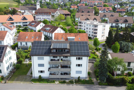 Solaranlage TOP, bifziale Glas-Glas-Module, Mehrfamilienhaus Kirchdorf Steildach mit Eigenverbrauchslösung, realisiert von ENPRO Energiearchitekten AG Brugg Aargau