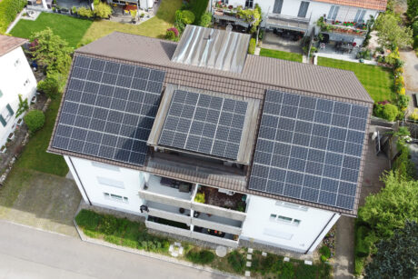 Solaranlage TOP, bifziale Module, Mehrfamilienhaus Kirchdorf Steildach mit Eigenverbrauchslösung, realisiert von ENPRO Energiearchitekten AG Brugg Aargau