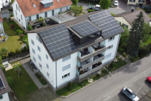 Solaranlage TOP Mehrfamilienhaus Kirchdorf Steildach mit Eigenverbrauchslösung, realisiert von ENPRO Energiearchitekten AG Brugg Aargau