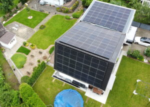 Solaranlage für EFH in Frick Schräg- und Flachdach von ENPRO Energiearchitekten AG Brugg Aargau