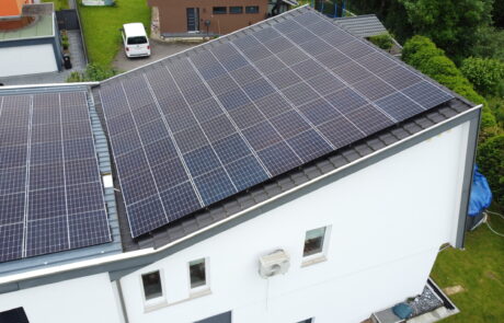 Solaranlage für EFH in Frick Schräg- und Flachdach von ENPRO Energiearchitekten AG Brugg Aargau