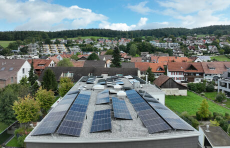 Solaranlage-Flachdach-MFH-Untersiggenthal_ENPRO-Energiearchitekten-AG-Brugg-Aargau_Objekt-1