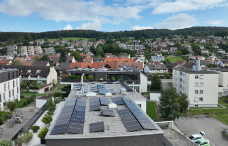 Solaranlage-Flachdach-MFH_Untersiggenthal-ENPRO-Energiearchitekten-AG-Brugg-Aargau_Objekt-2